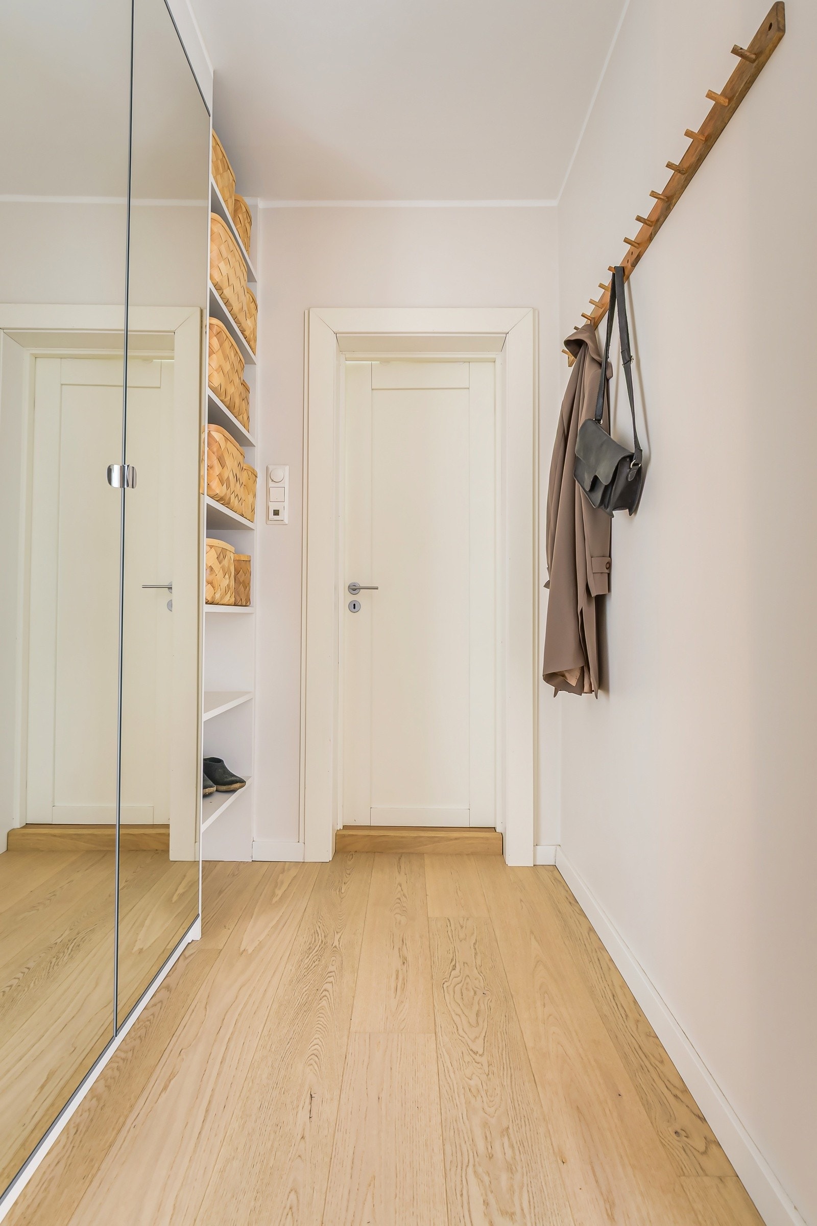 Glatte overflater, malt i lyse og tidsriktige farger i hele leiligheten og på gulvet i gangen (og hele leiligheten) er det fin enstavs eikeparkett, ny i 2021. Galleribilde