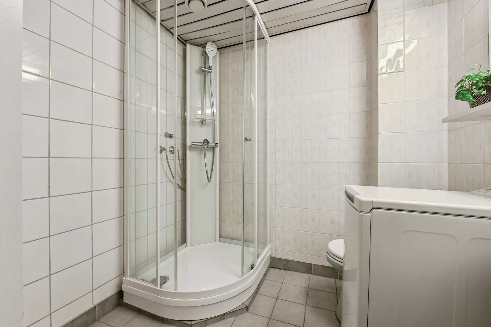 God utnyttelse av badet med vaskemaskin. Galleribilde