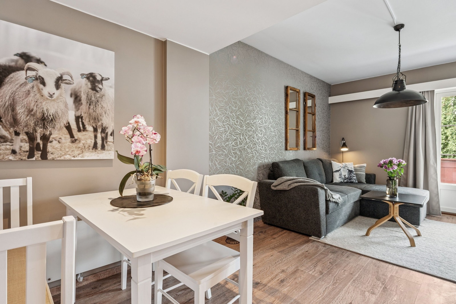 Luftig og lyse farger i hjørneleiligheten Galleribilde