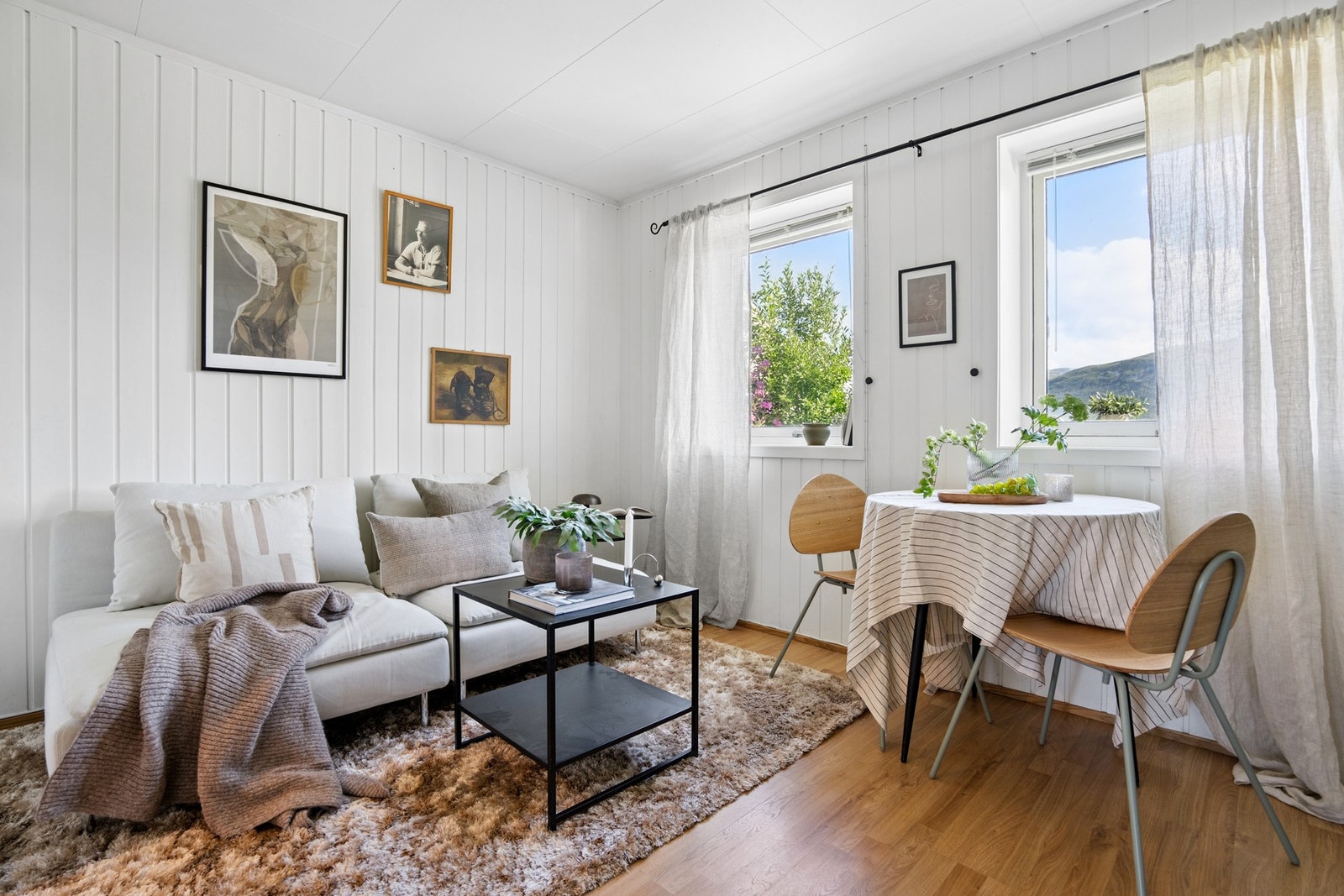 Stue med vinduer mot havet og østover Galleribilde