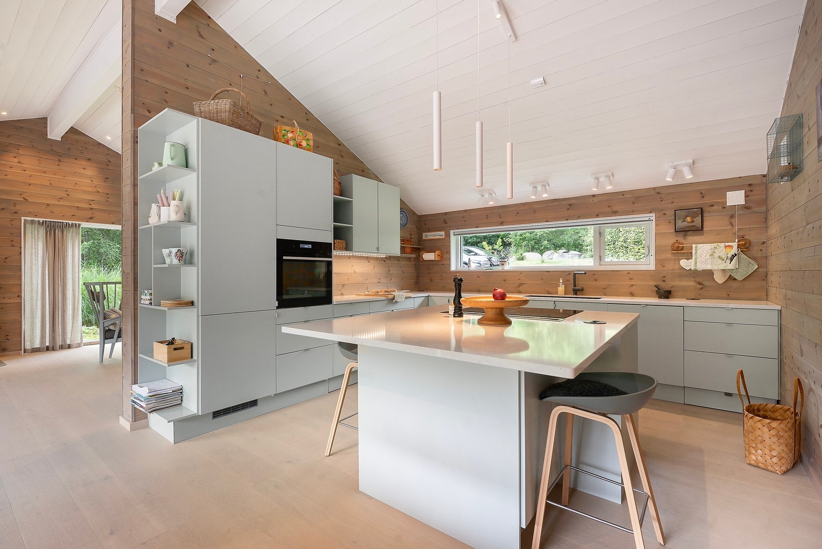 Moderne kjøkken med frittstående kjøkkenøy og god skapplass. Galleribilde