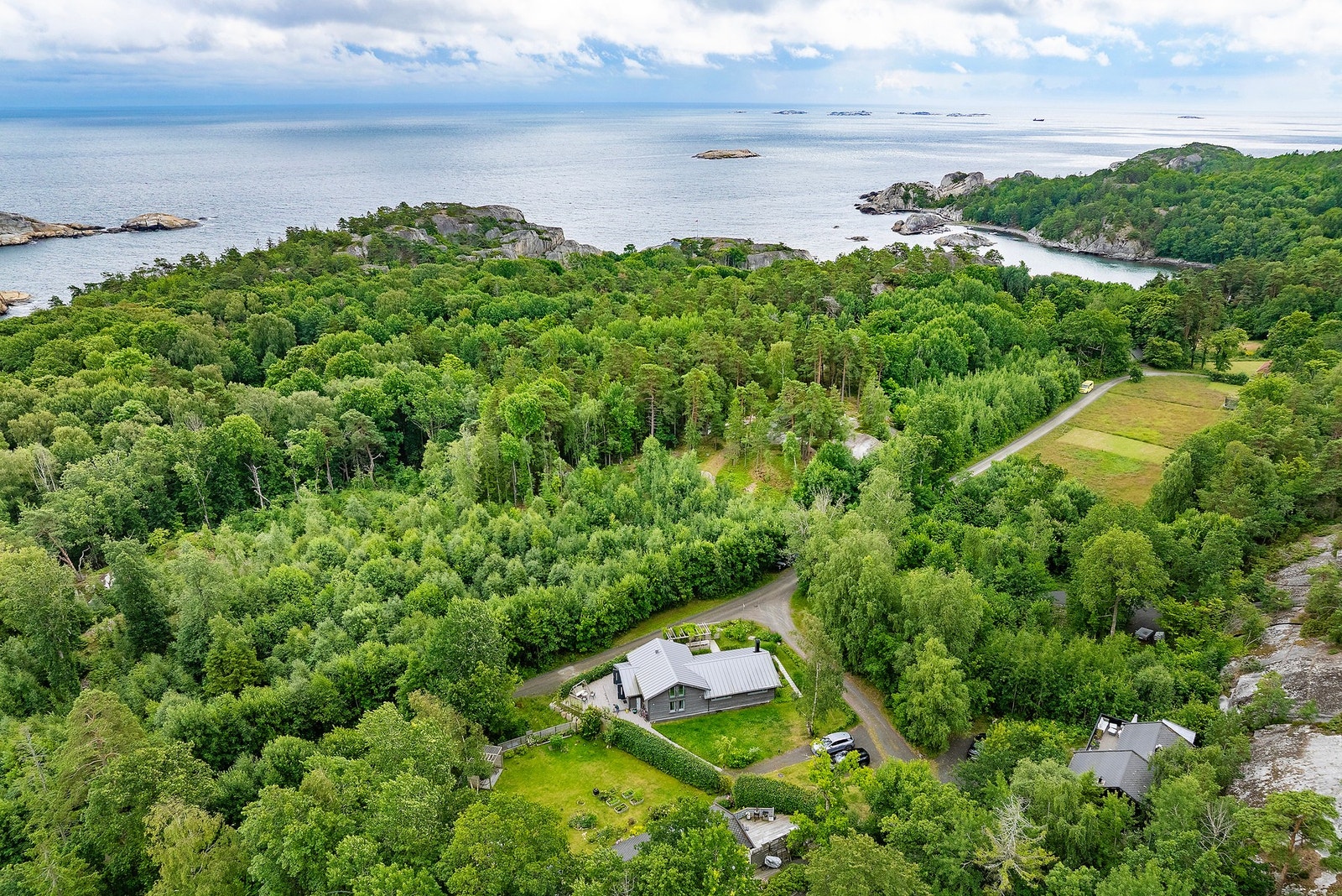 Sjø og flotte turområder rett utenfor døra. Galleribilde