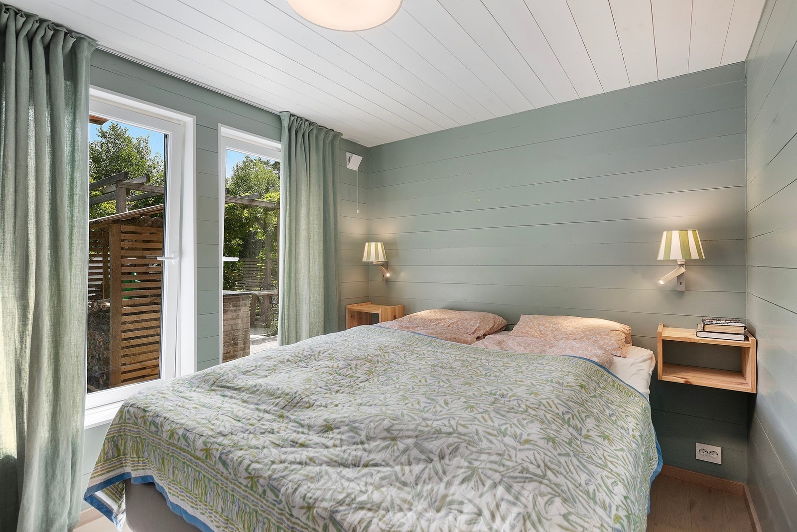 Hovedsoverom med utgang til terrassen. Galleribilde