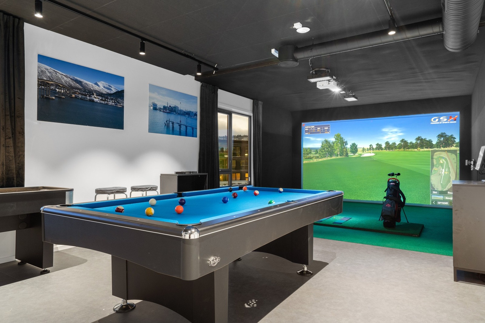 Aktivitetsrommet byr på biljard, golfsimulator, dart og suffleboard. Galleribilde