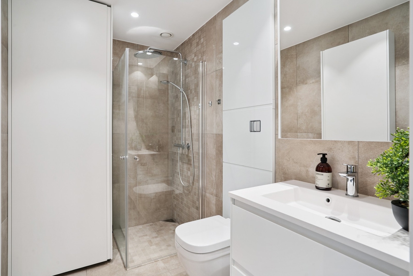Badet er komplett flislagt. Galleribilde