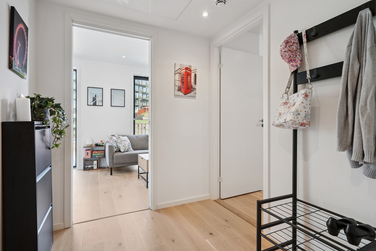 Her er det plass både til garderobe og skoskap. Galleribilde