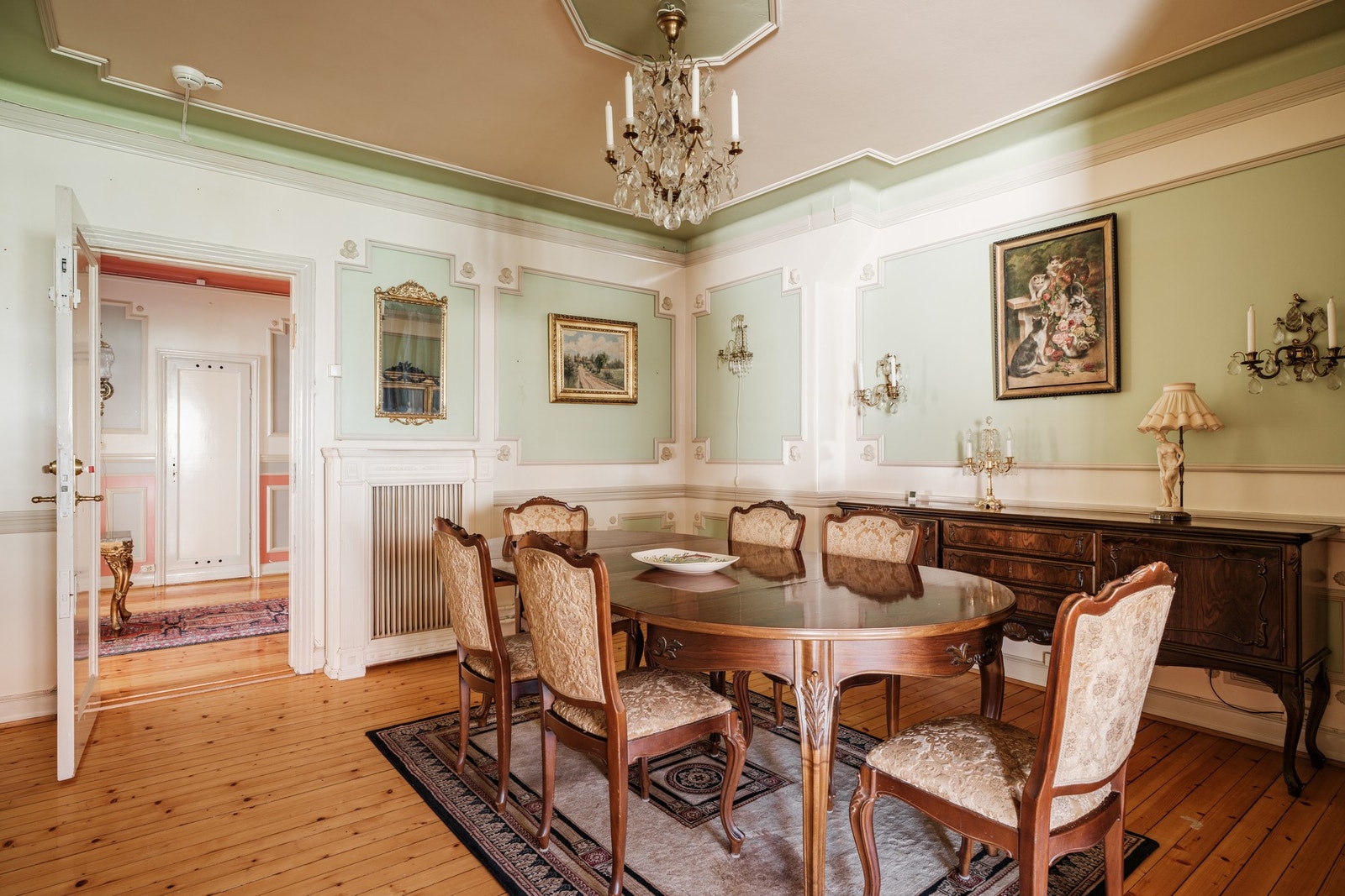 Spisestuen har god plass til langbord. Galleribilde