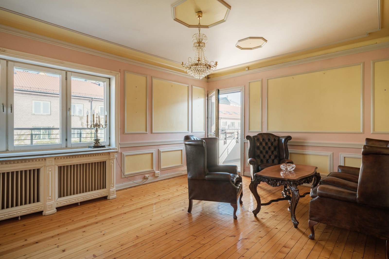 Leiligheten er oppvarmet med radiatorer tilknyttet felles sentralvarme. Det er også felles varmtvann. Fyring og varmtvann er inkludert i felleskostnadene. Galleribilde