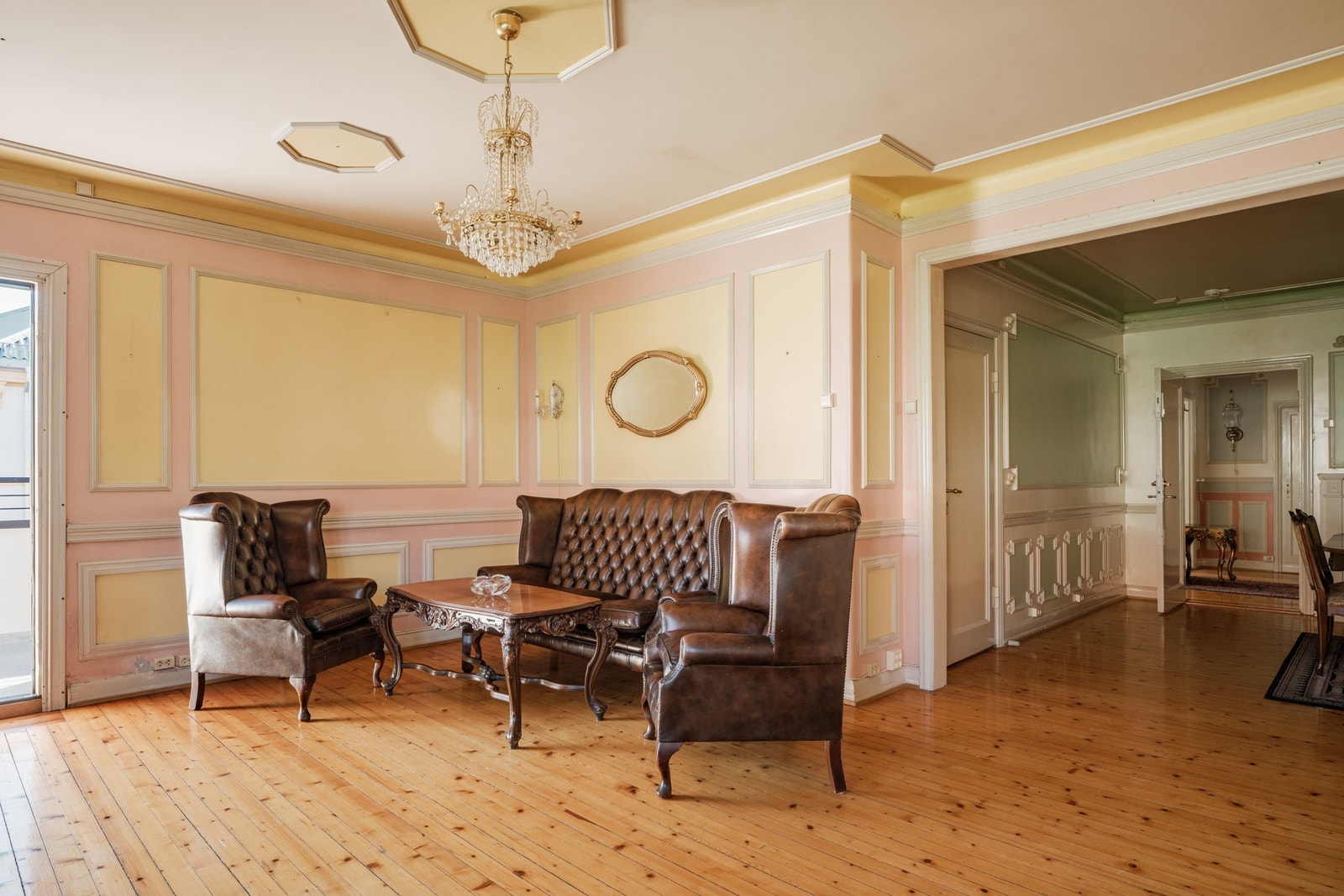 Videre adkomst mot spisestue. Galleribilde