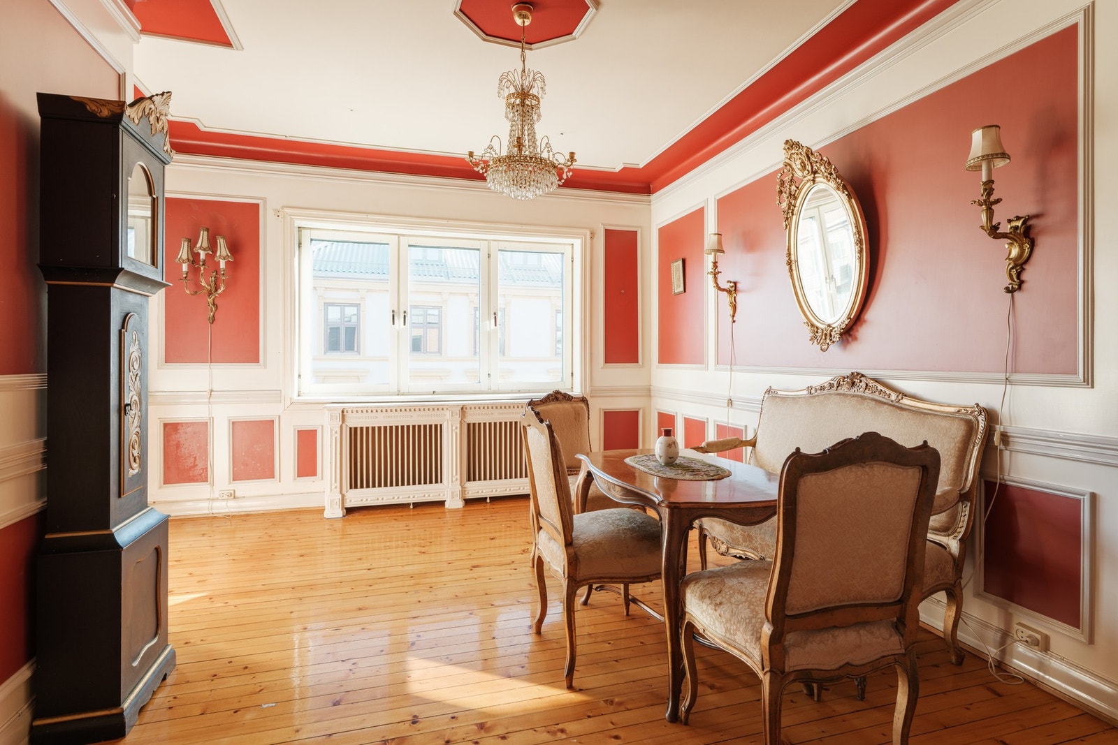 Leiligheten har to store stuer og spisestue. Galleribilde