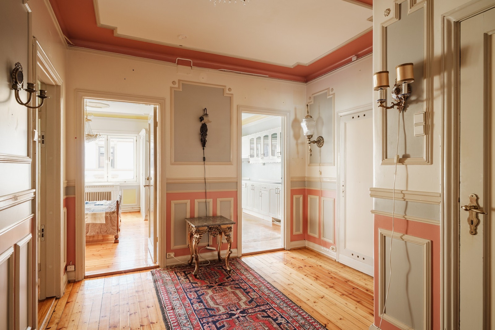 Romslig entré med god plass for oppbevaring. Galleribilde