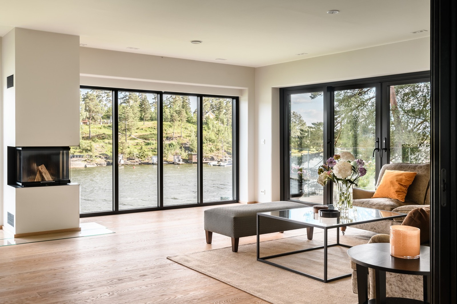 Lys og romslig stue med peis. Nydelig hellimt én-stavs parkett fra Mafi. Galleribilde