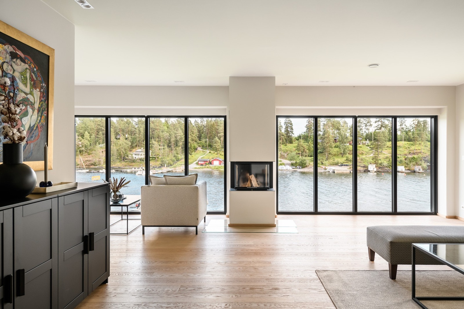 Særdeles gode lysforhold gjennom de store vindusflatene. Galleribilde