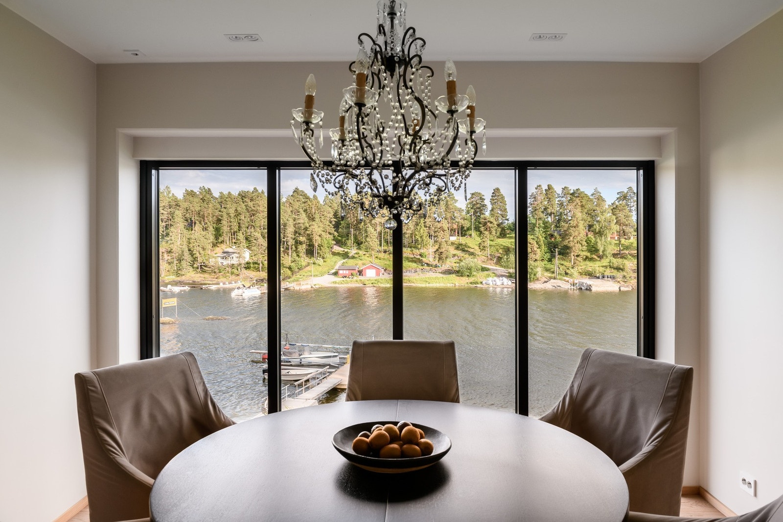 Vakker fjordutsikt også fra spisestuen. Galleribilde