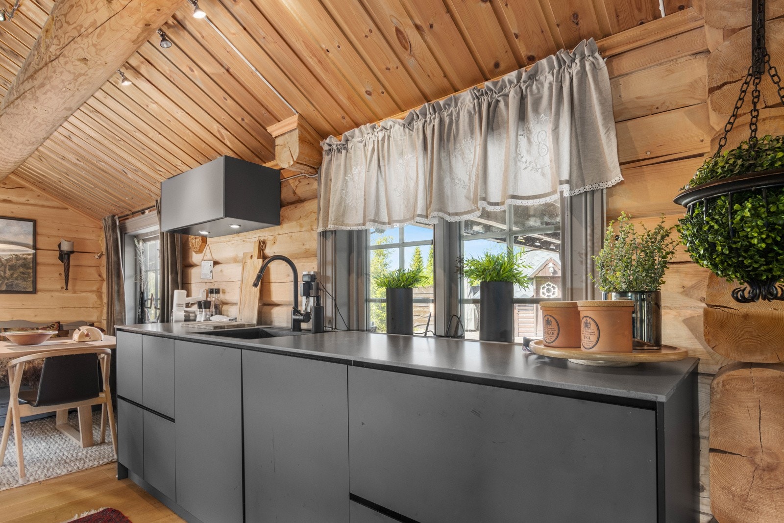 Nytt kjøkken, med hvitevarer 2021 Galleribilde