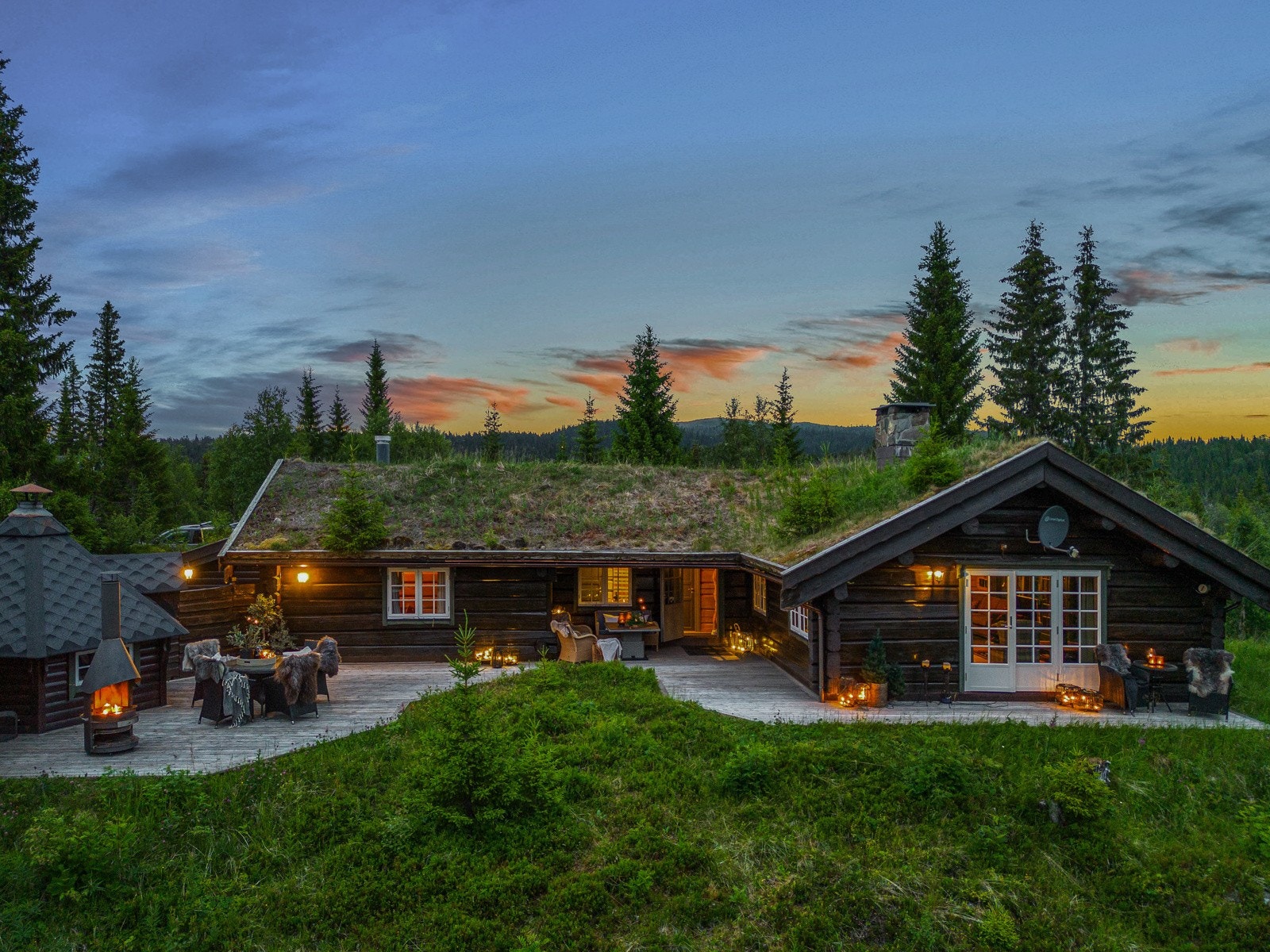 Hytten ligger i et etablert hyttefelt på Gauphaugen i Sandvika, like ved riksgrensen til Sverige. Herfra er det ca 50 km fra Verdal sentrum og ca 50 km til. Galleribilde