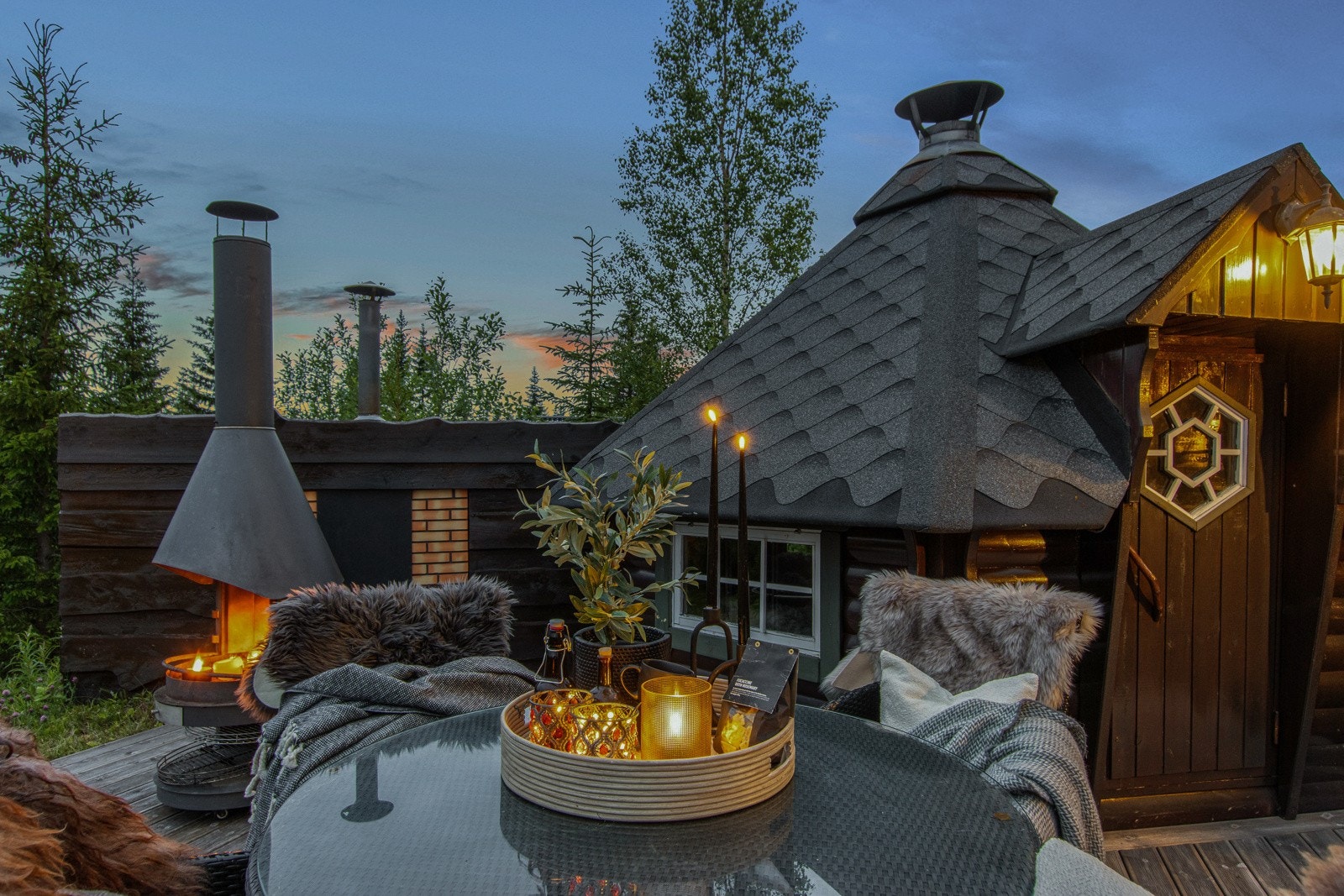 På tomten er det også en grillhytte som er oppført i maskinlaftet tømmer, og pizzaovn ved siden av. Galleribilde