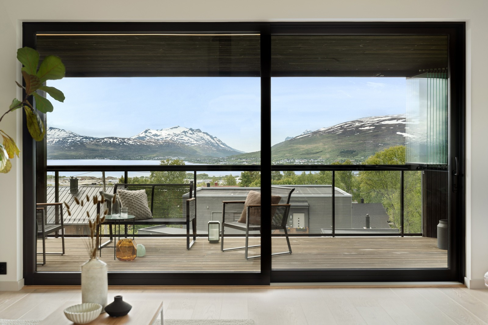Boligen har både stor innglasset balkong og terrasse som gir optimale sol- og utsiktforhold.