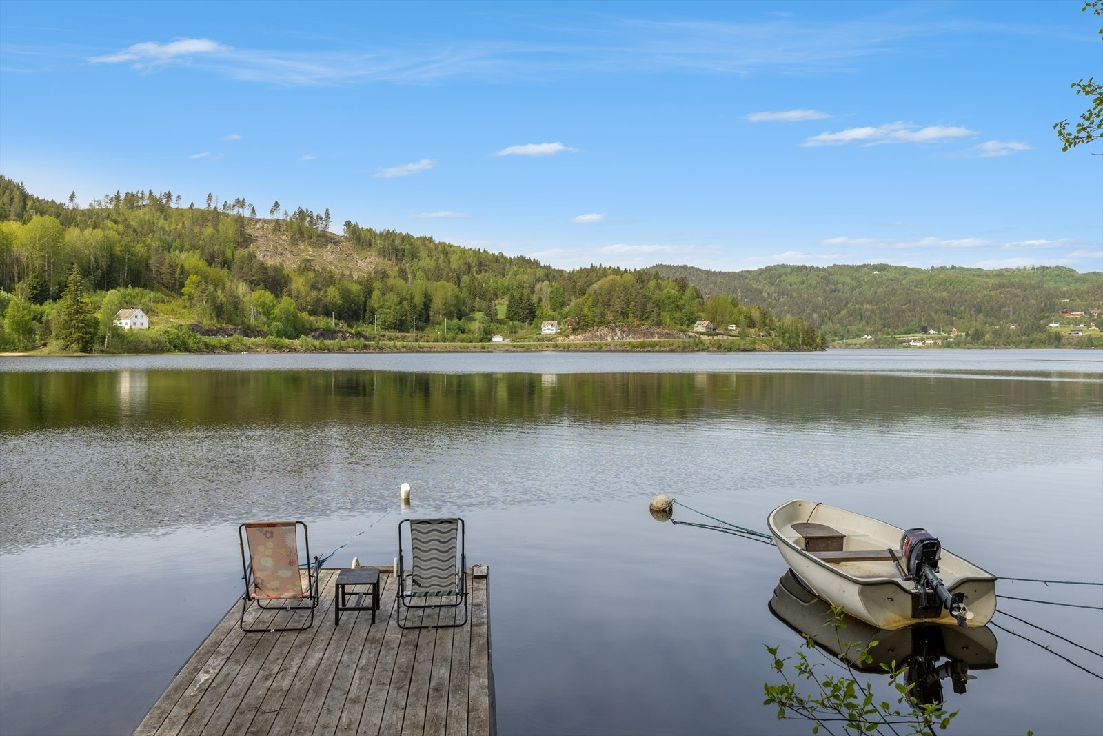 Det er fine forhold for båtkjøring og kanopadling i vannet Galleribilde