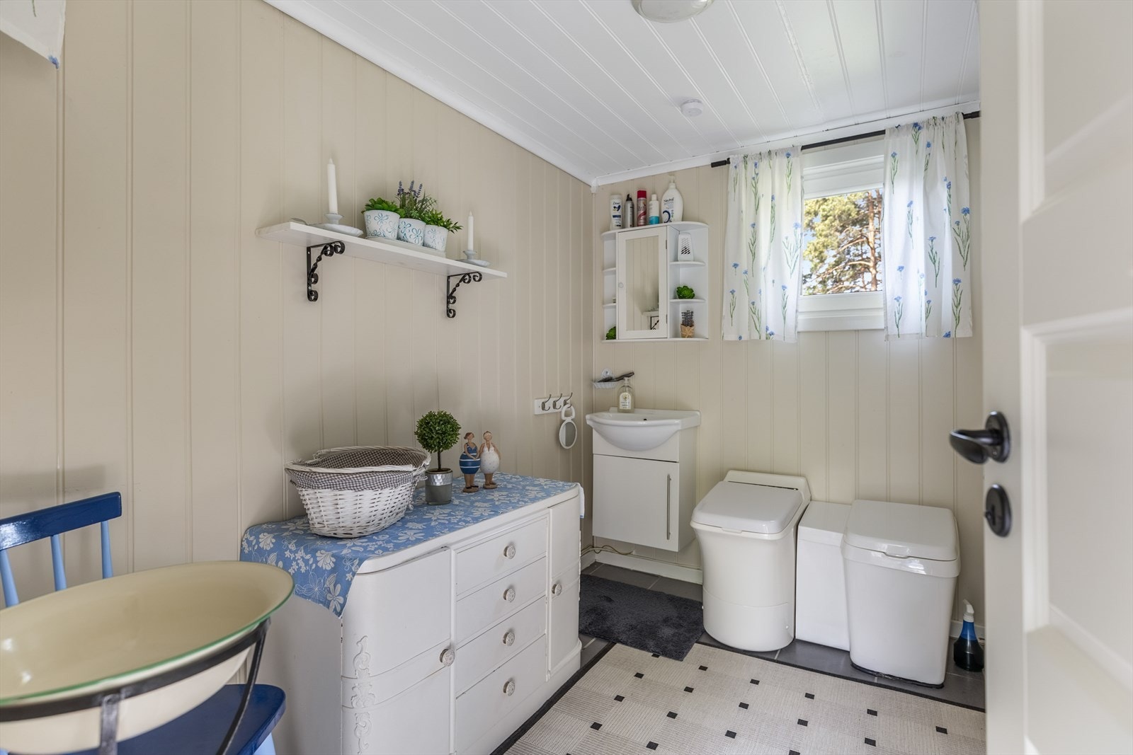 Toalettrom med forbrenningstoalett Galleribilde