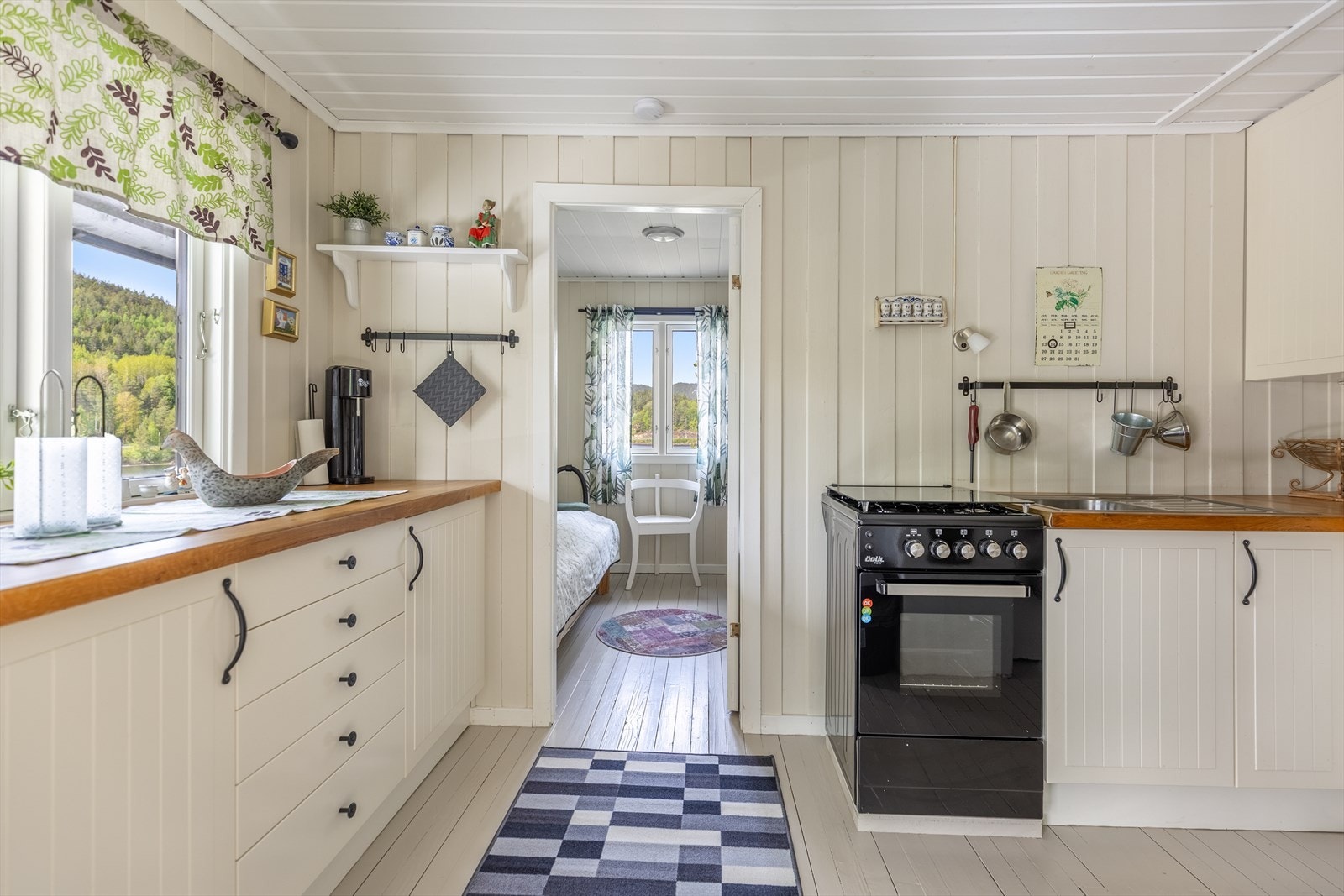 Fin og lyst kjøkken med god skap -og benkeplass Galleribilde