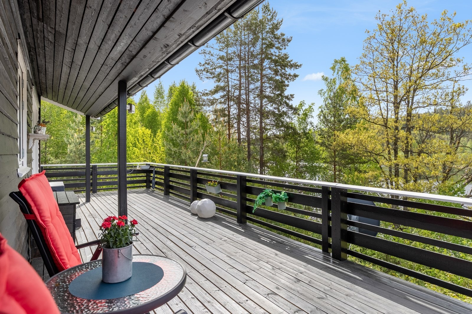 Det er god plass til flere sittegrupper på terrasse Galleribilde