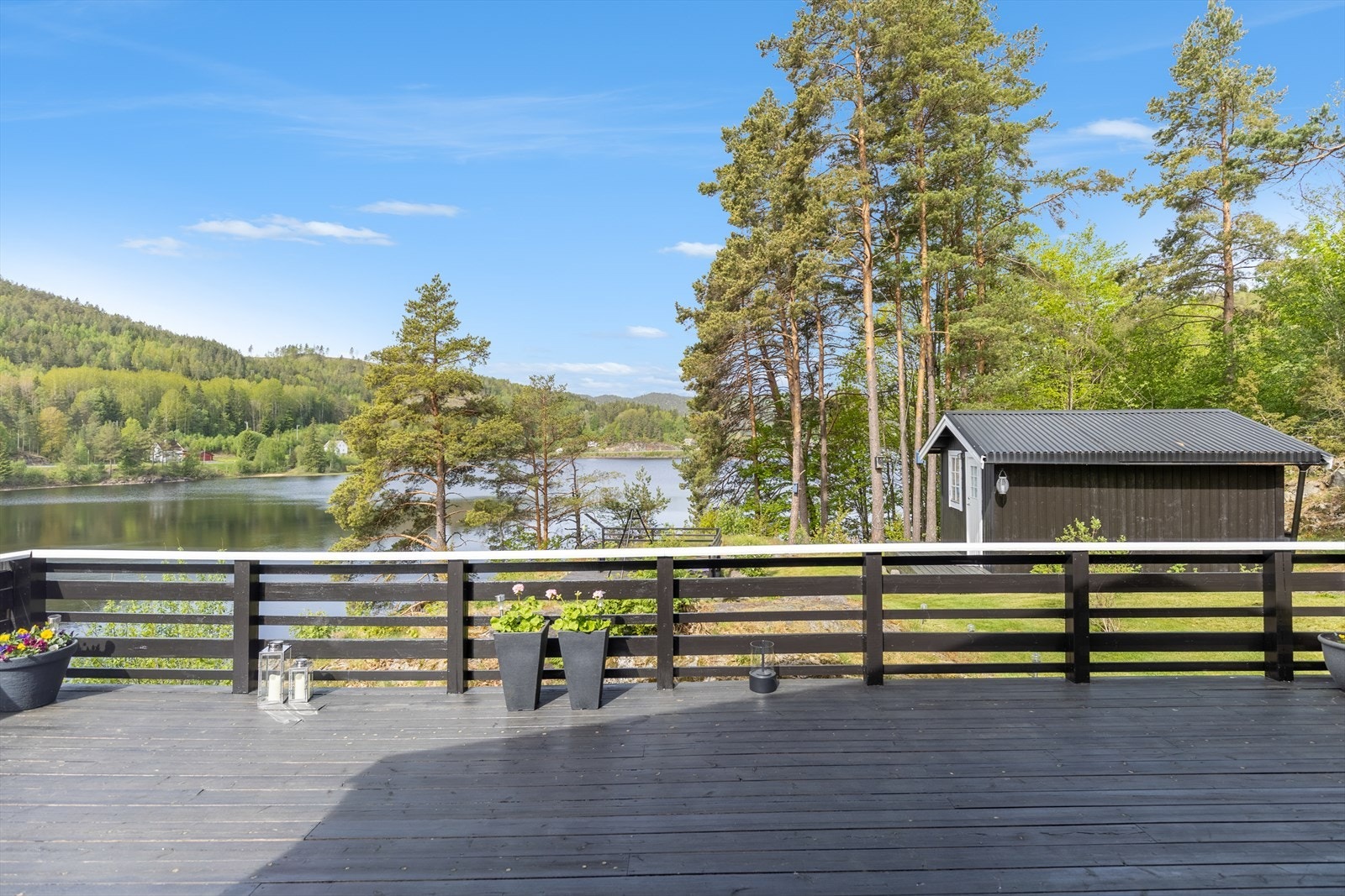 Stor og romslig terrasse med nydelig utsikt Galleribilde