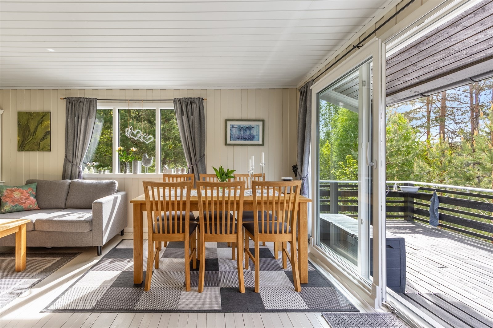 God plass til spisebord og sofagruppe i stue Galleribilde