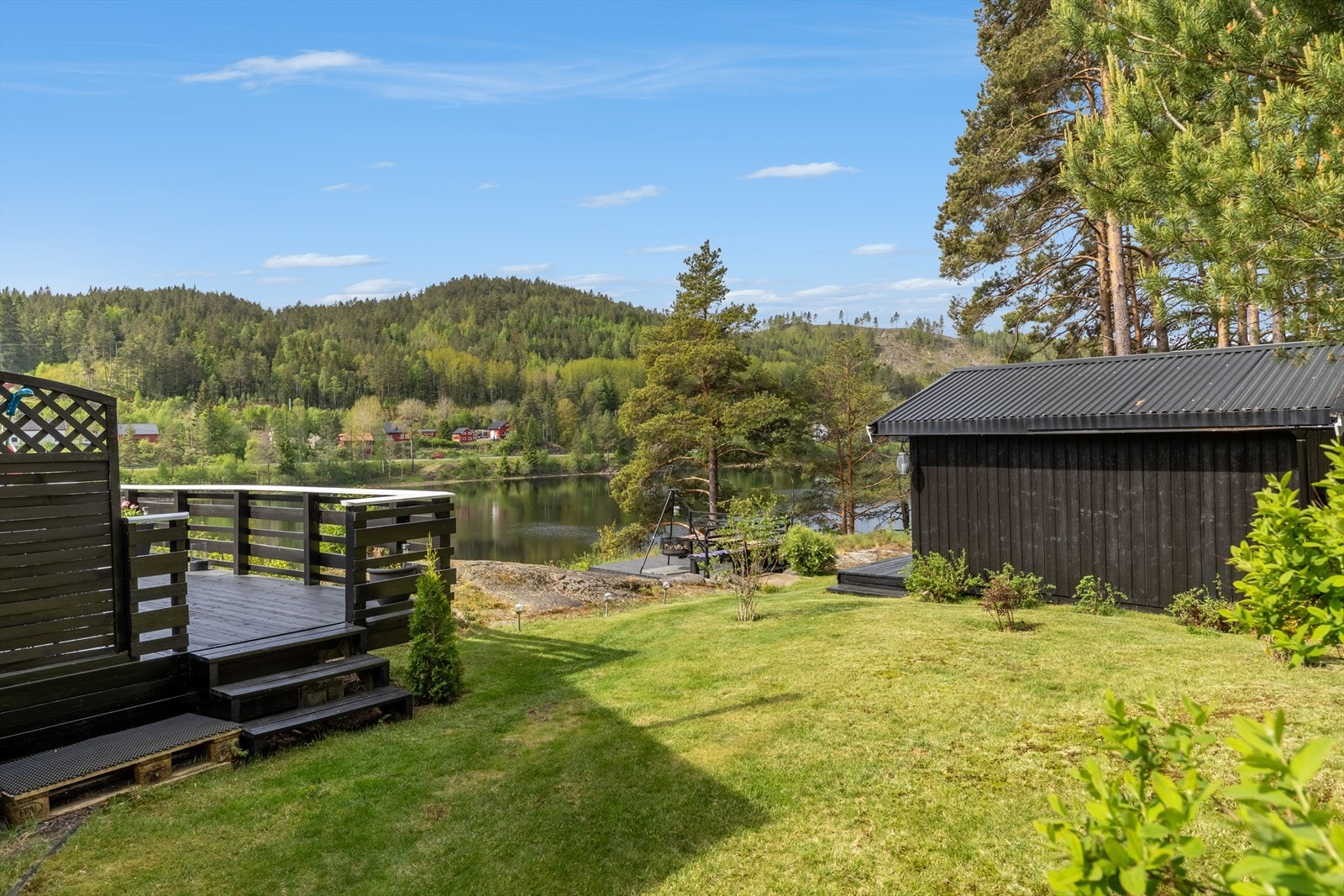 Romslig og pent opparbeidet tomt Galleribilde