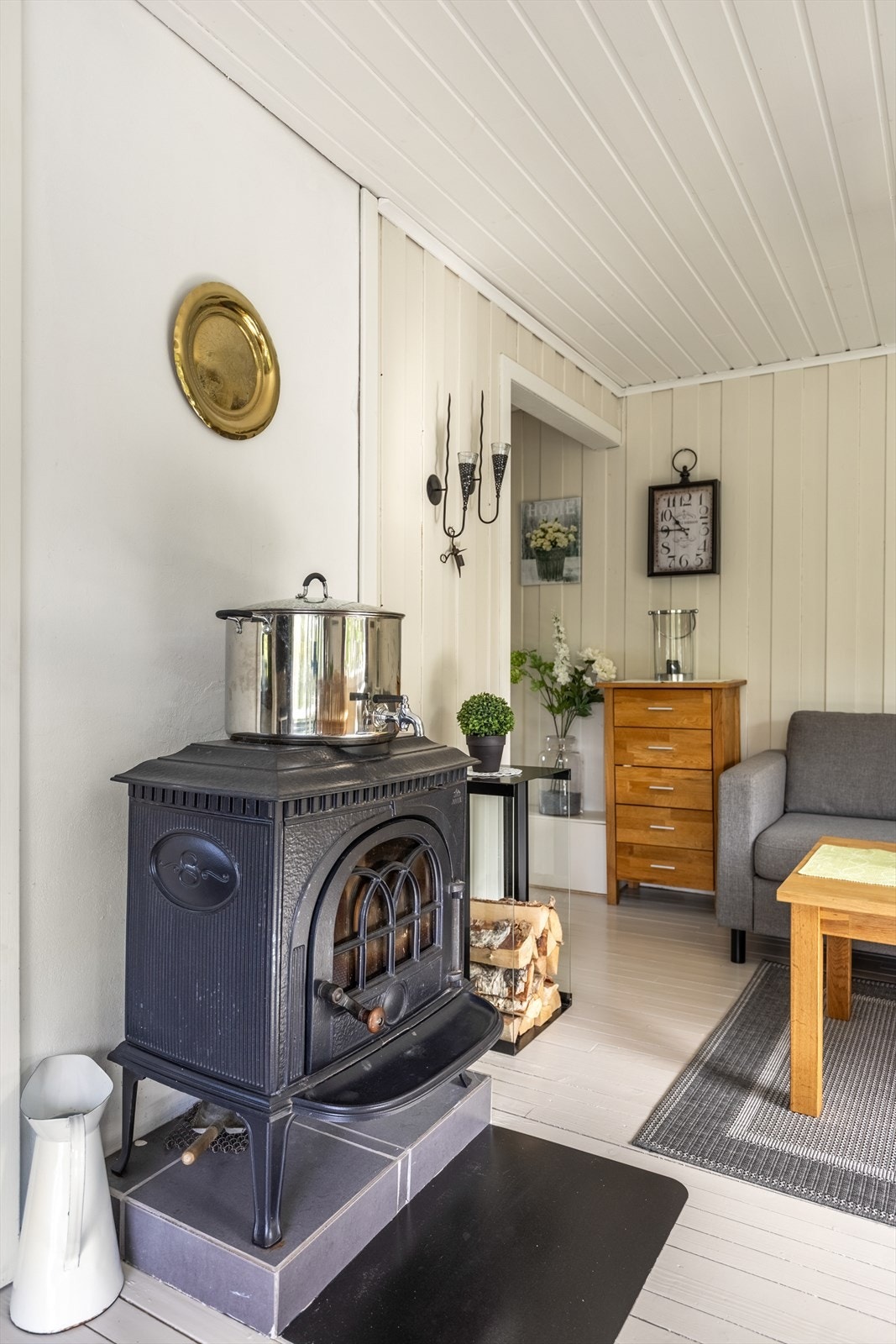 Vedovn i stue som gir lun og gode varme på kjøligere dager Galleribilde