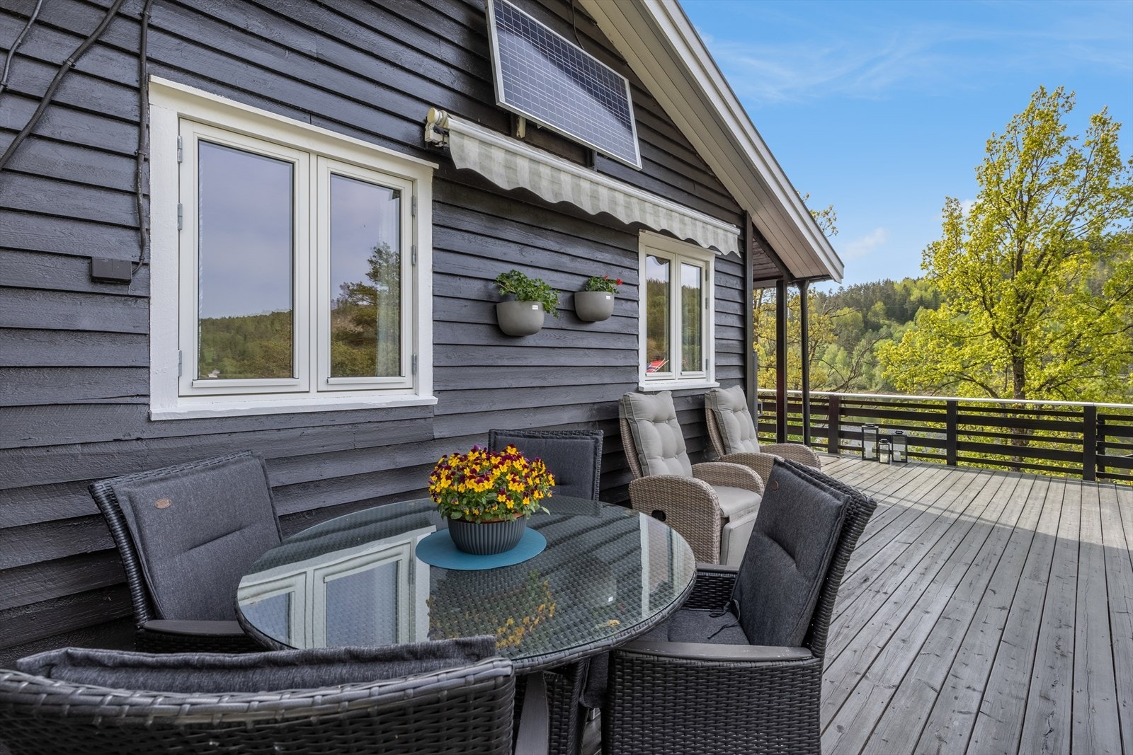 Hyggelige og usjenerte soner på terrassen Galleribilde