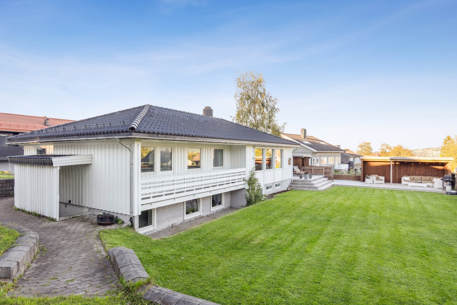 Hagen kan romme masse sosialt og gøy. 3-romsleiligheten i kjeller har egen inngang på enden av huset. Galleribilde