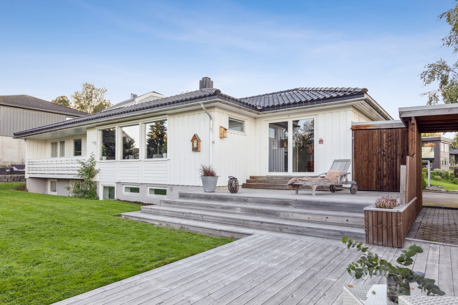 Velkommen til Michel Grendahls veg 1D, en romslig enebolig med egen 3-roms i kjeller/sokkel, samt stor flat plen og terrasser i flere plan. Foto: Robin Hope Syrstad. Galleribilde