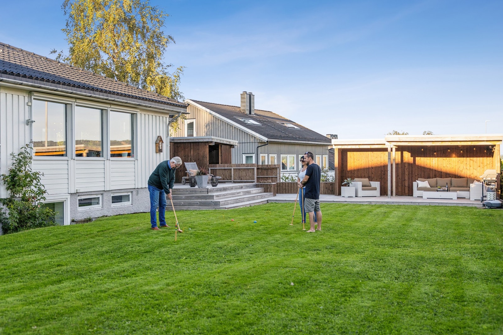 Den særs store plenen er plan og innbyr derfor til en rekke uteaktiviteter for store og små. Hva slags lek, morro eller arrangementer ville du ha arrangert her? Galleribilde