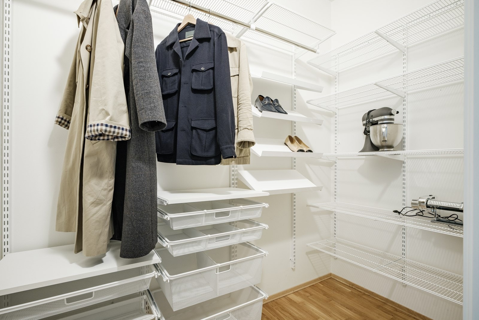 Innvendig bod med åpen garderobeløsning. Her er det godt med ekstra lagringsplass. Galleribilde