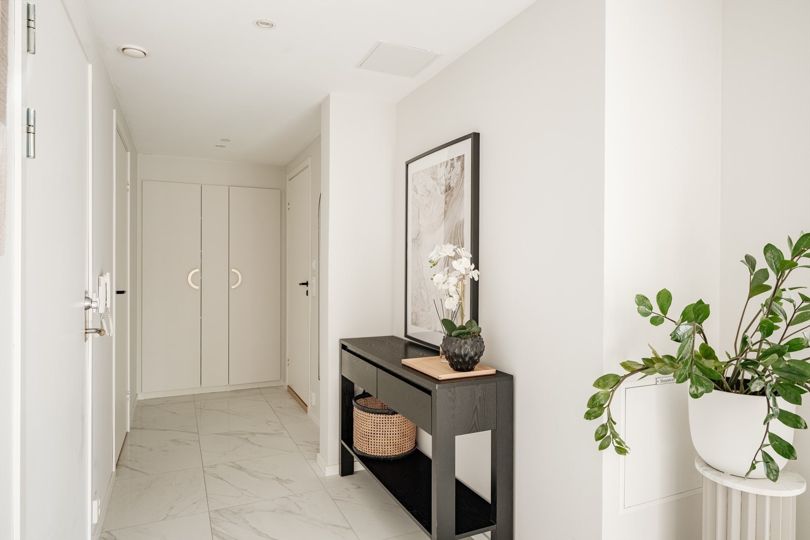 Du får et umiddelbart godt og gjennomført førsteinntrykk av leiligheten i den lyse og innbydende entréen. Galleribilde