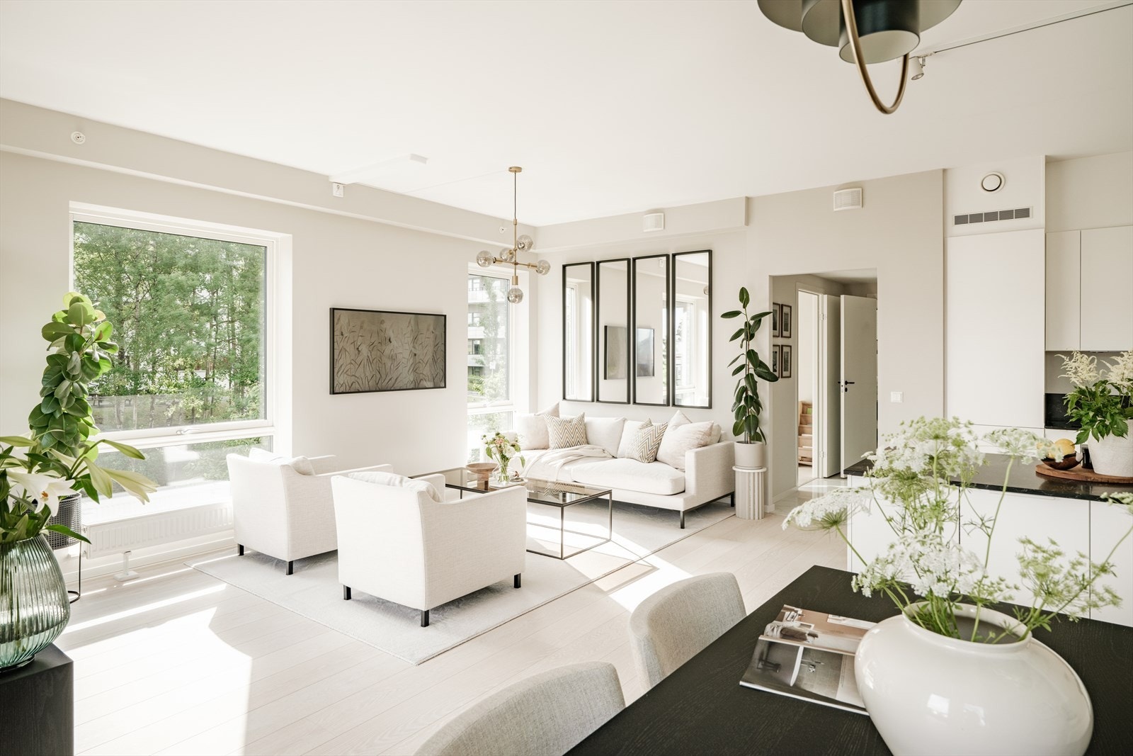 Leiligheten har en herlig, åpen planløsning med store vindusflater, hjørnebeliggenhet og luftig atmosfære. Galleribilde