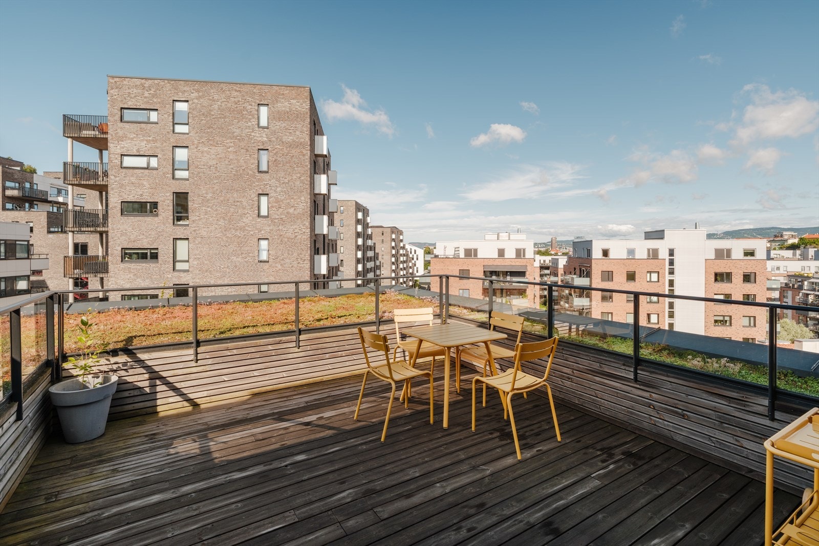 Det er felles takterrasse for beboerne med flere sittegrupper og beplantning. Galleribilde