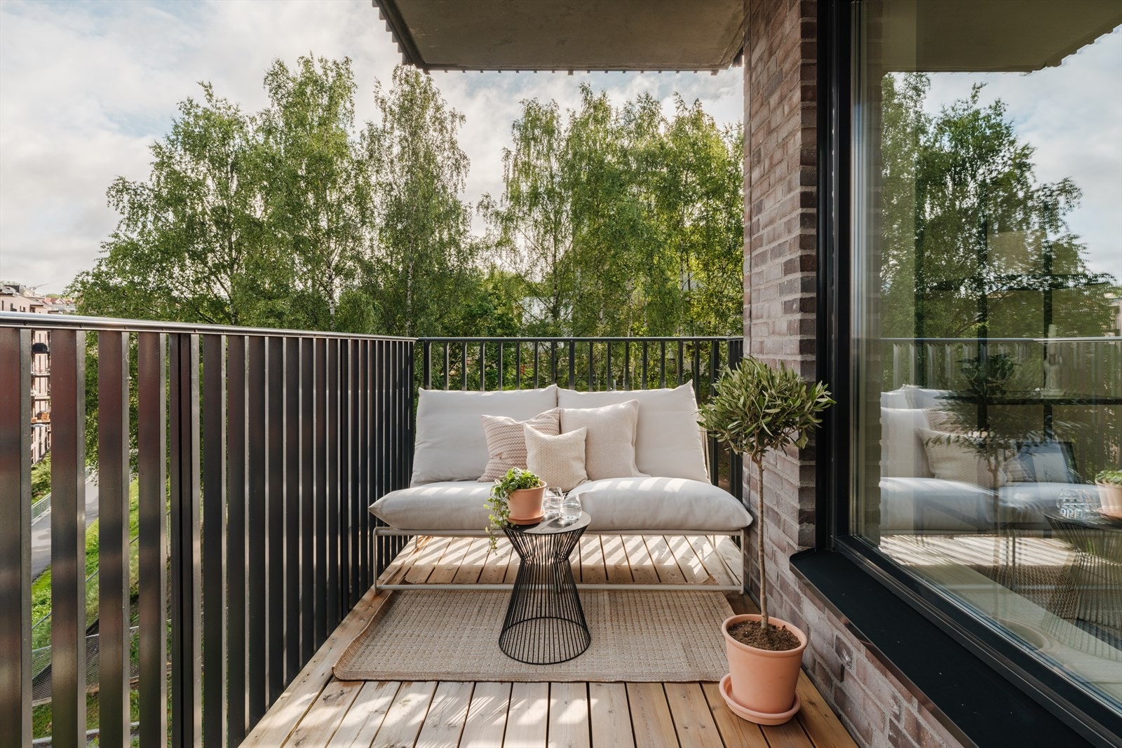 Fra stuen er det utgang til en overbygd, nordvestvendt balkong på ca. 7 kvm. Galleribilde