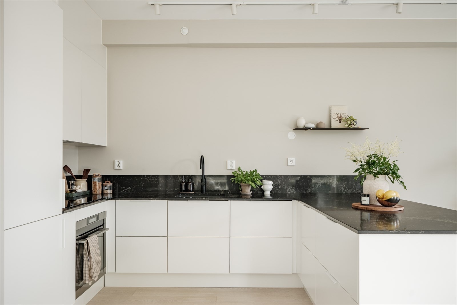 Kjøkkenet har et tidsriktig og moderne uttrykk med masse lagringsplass og godt med benkeplass for matlaging. Galleribilde