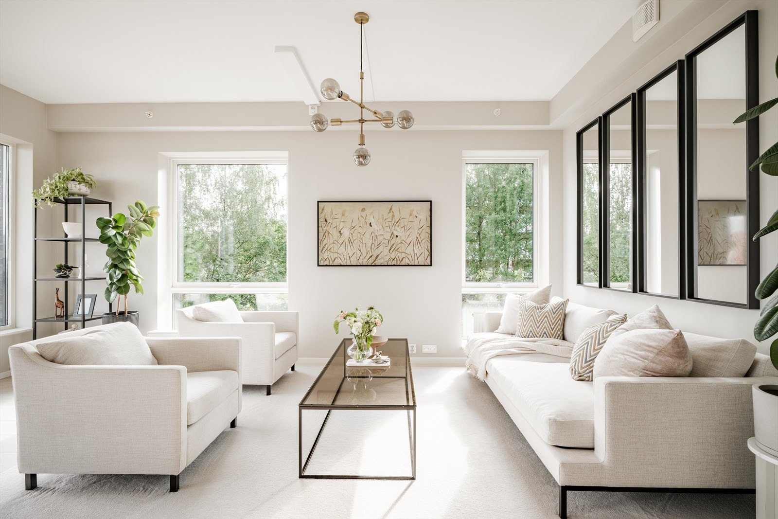 Leiligheten har stilrene overflater som ble pusset opp i 2020. Det er en-stavs eikeparkett fra Boen og veggene er malt med Jotun Lady Pure Color Supermatt i en behagelig fargetone. Galleribilde