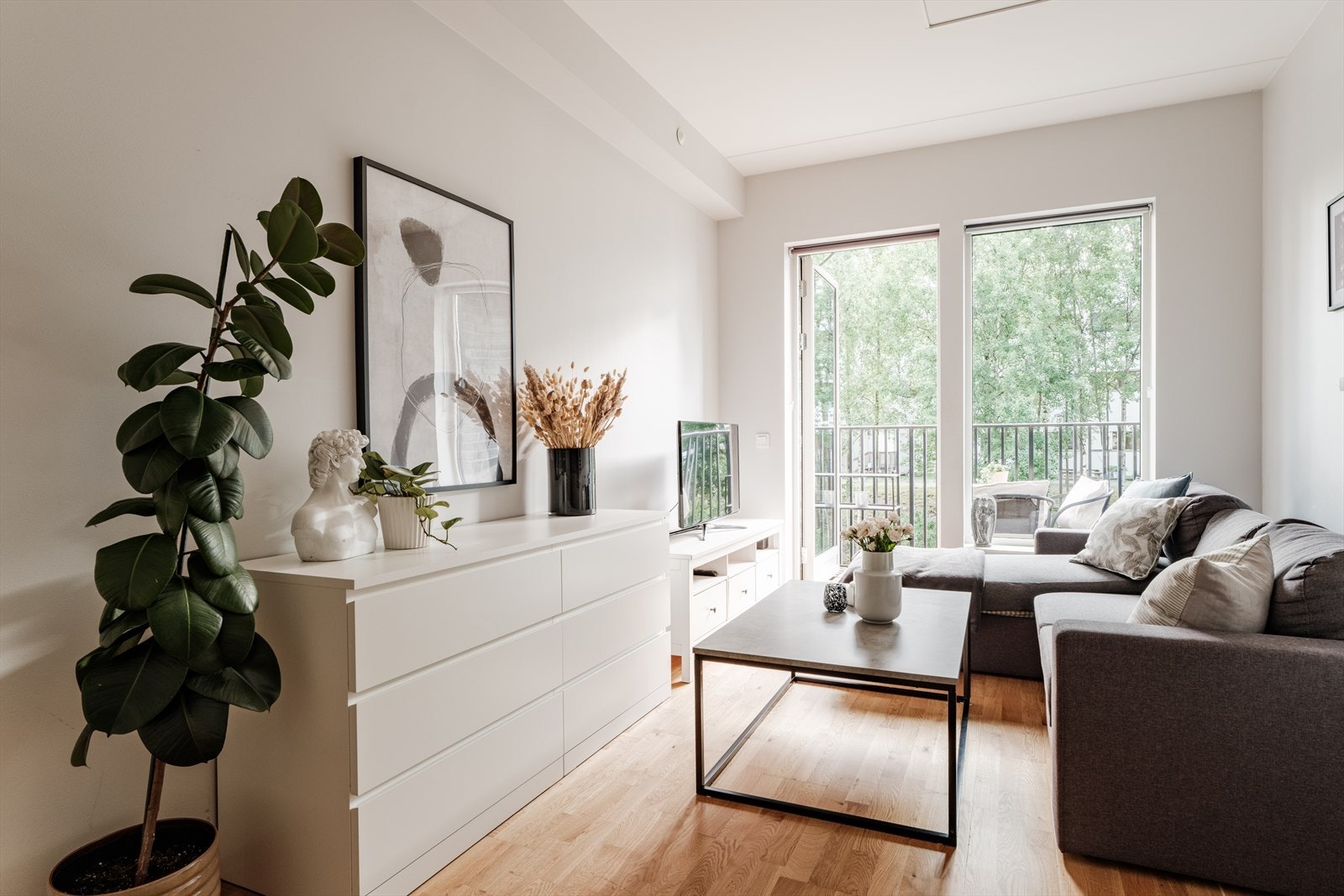 Hybel: Det er god plass til sofa med tilhørende stuemøblement. Galleribilde