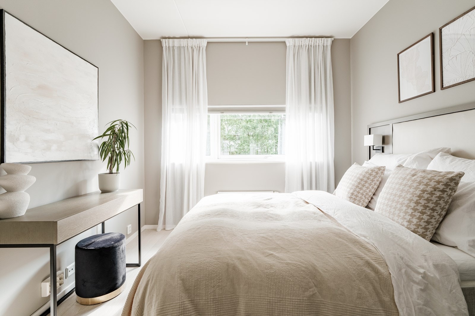 På soverommet er det god plass til dobbeltseng med tilhørende nattbord på hver side. Galleribilde