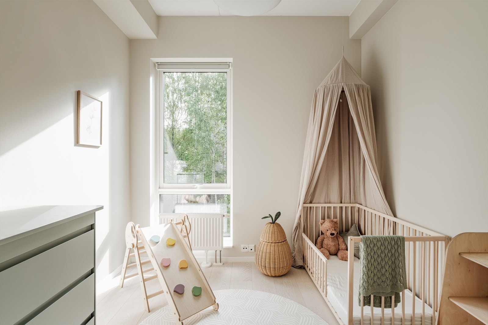 Soverom 2 passer perfekt som barnerom, gjesterom eller hjemmekontor. Galleribilde