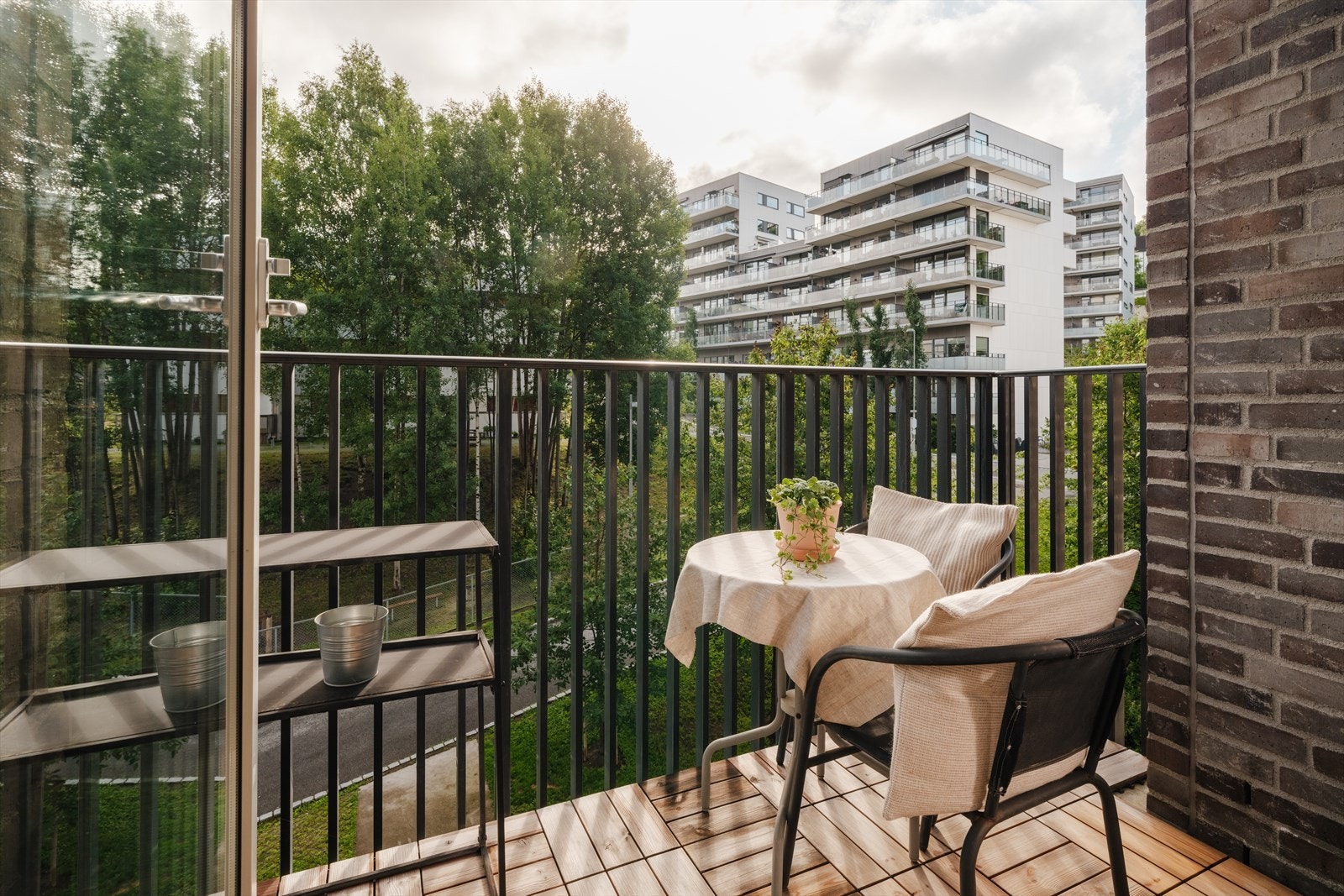 Hybel: Fra stuen er det utgang til en nordøstvendt balkong på ca. 5 kvm. Galleribilde