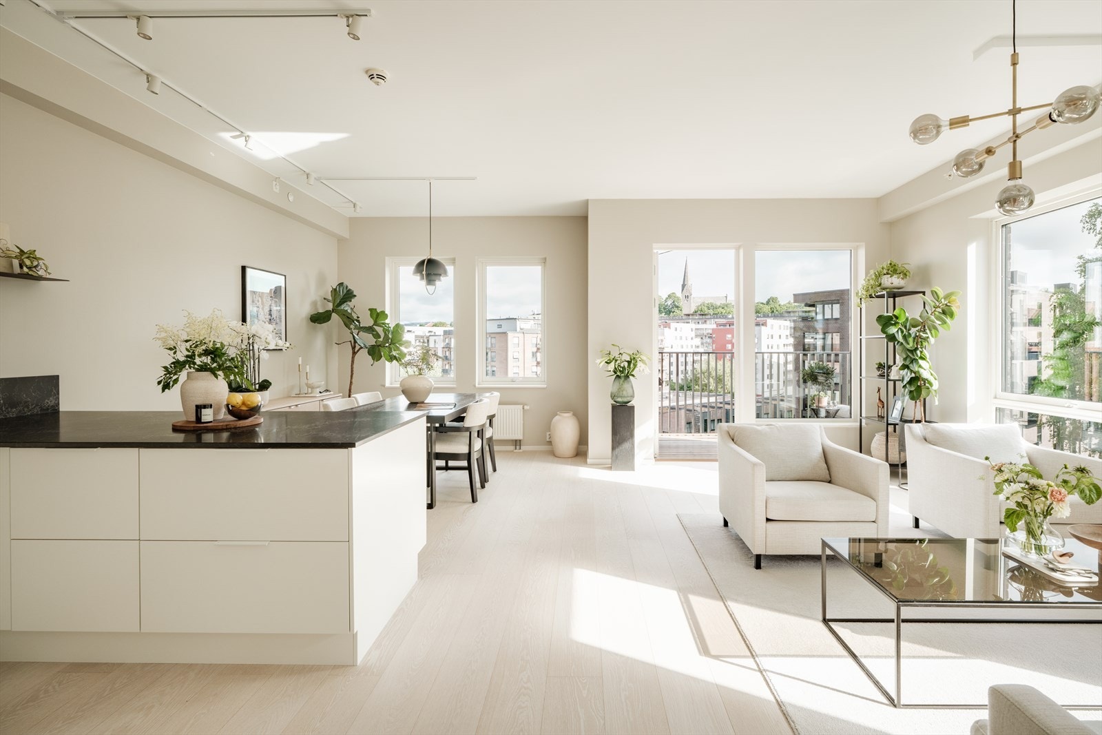 Stuen har en velutformet planløsning som gjør innredningsjobben enkel. Det kan enkelt skapes ulike soner. Galleribilde