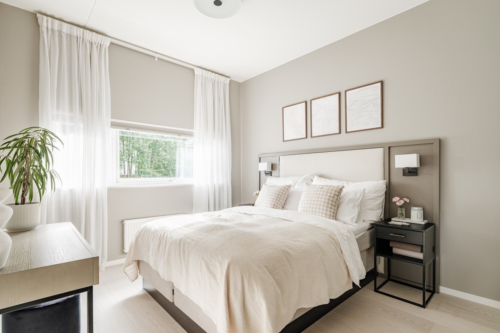 Lunt og innbydende hovedsoverom med eksklusivt preg. Galleribilde