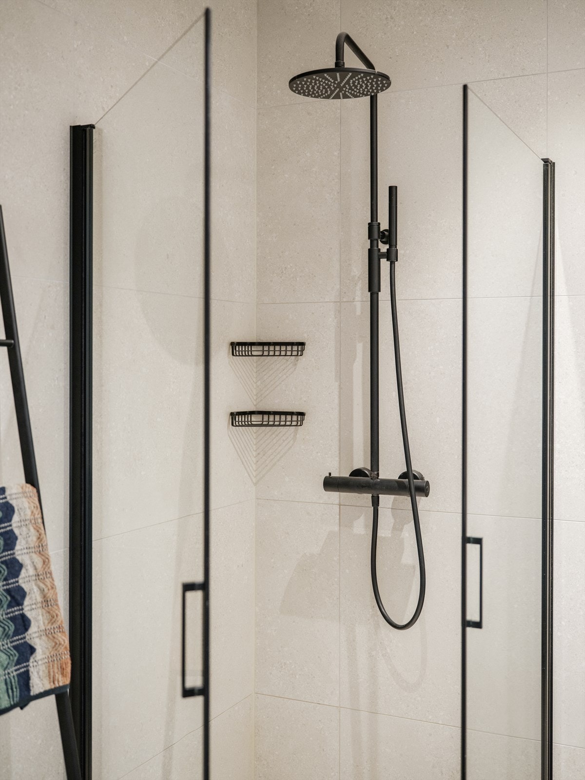 Badet har flislagte overflater, elektrisk gulvvarme og innfelte downlights. Galleribilde