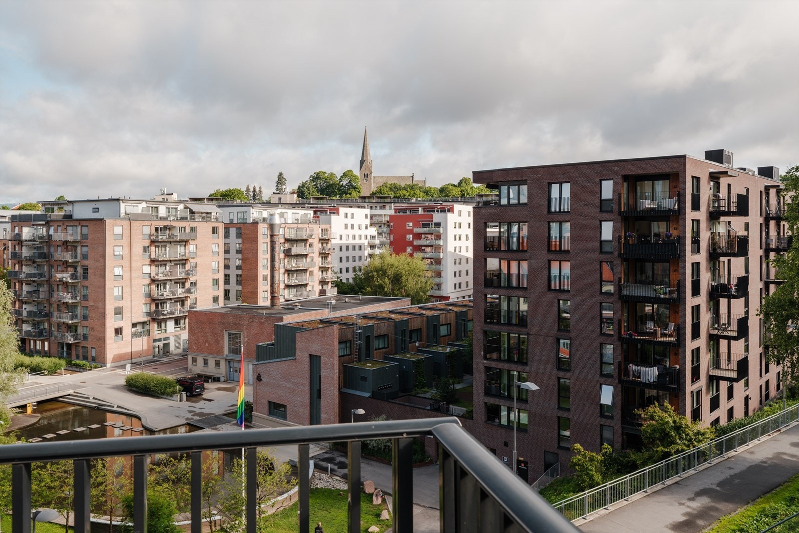 Fra balkongen er det utsikt over Kværnerbyen,
dammen og mot Vålerenga kirke. Galleribilde