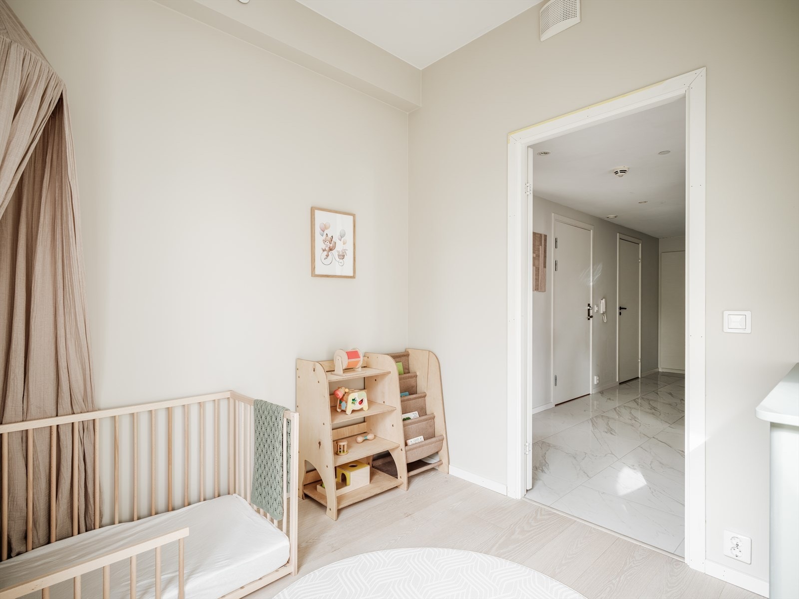 Her er det god plass til seng, skrivepult og skap. Galleribilde